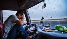 货车司机吃饭被爆料视频,饮食困境引发社会关注